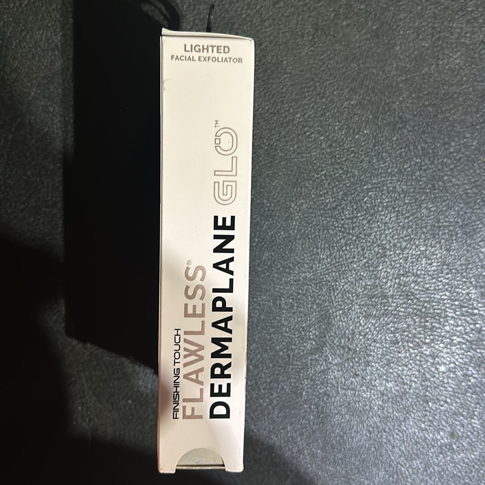 Finishing Touch Flawless Dermaplane Glo - Picture 3 of 4